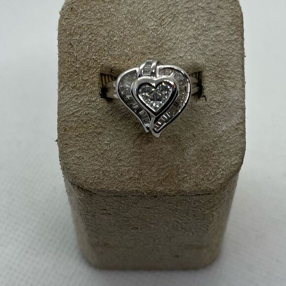 Genuine 18kt white gold heart baguette diamond ring size 6.5 - Picture 4 of 10